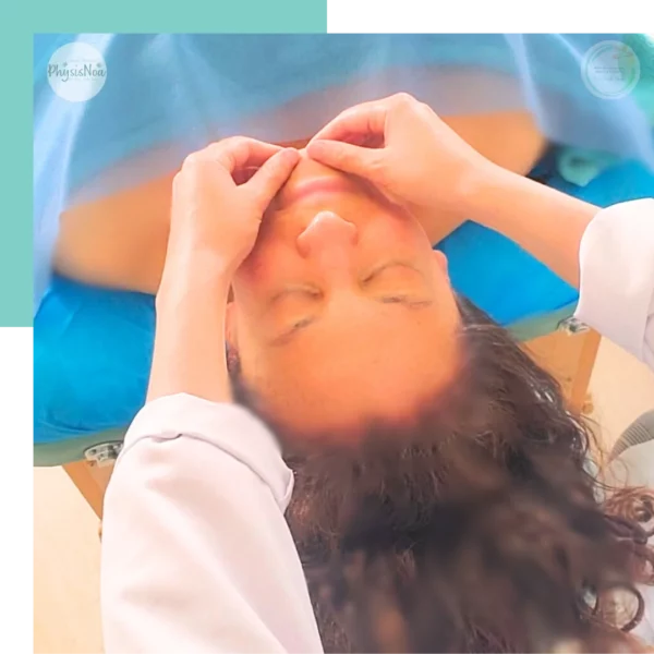 una técnica de masaje facial japonés